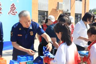 崴脚了！东契奇防守落地踩到里夫斯脚上不慎扭脚 坐在场边休息