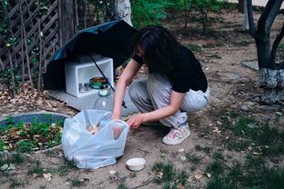 下半场比赛刚开始，梅西换上背心开始热身